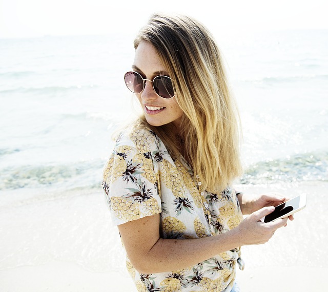 žena, pláž a mobil