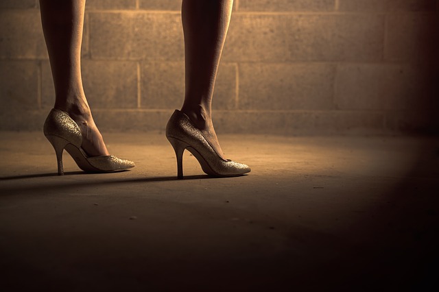 Žena v strieborných topánkach na vysokých opätkoch.jpg